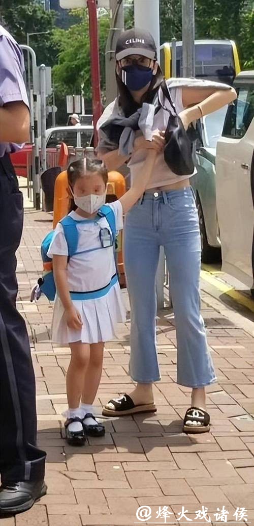 方媛现身沙田马场!3胎后陪郭富城赛马,教两个女儿比耶拍照 方媛现身沙田马场!3胎后陪郭富城赛马,教两个女儿比耶拍照